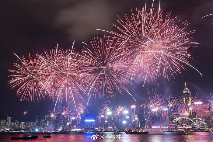 香港维多利亚港燃放烟花,庆祝中华人民共和国成立七十五周年