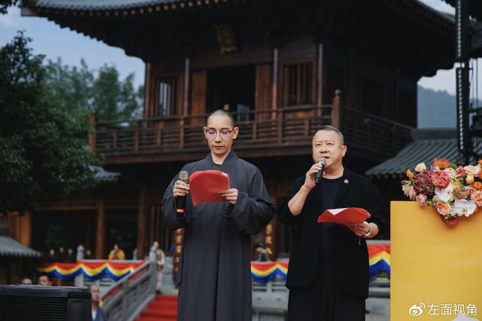 项亮月女士出席宁波香山教寺开光庆典