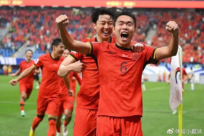 伊万感冒坚持带队训练，国足战术细节严密保密，用布遮挡训练场