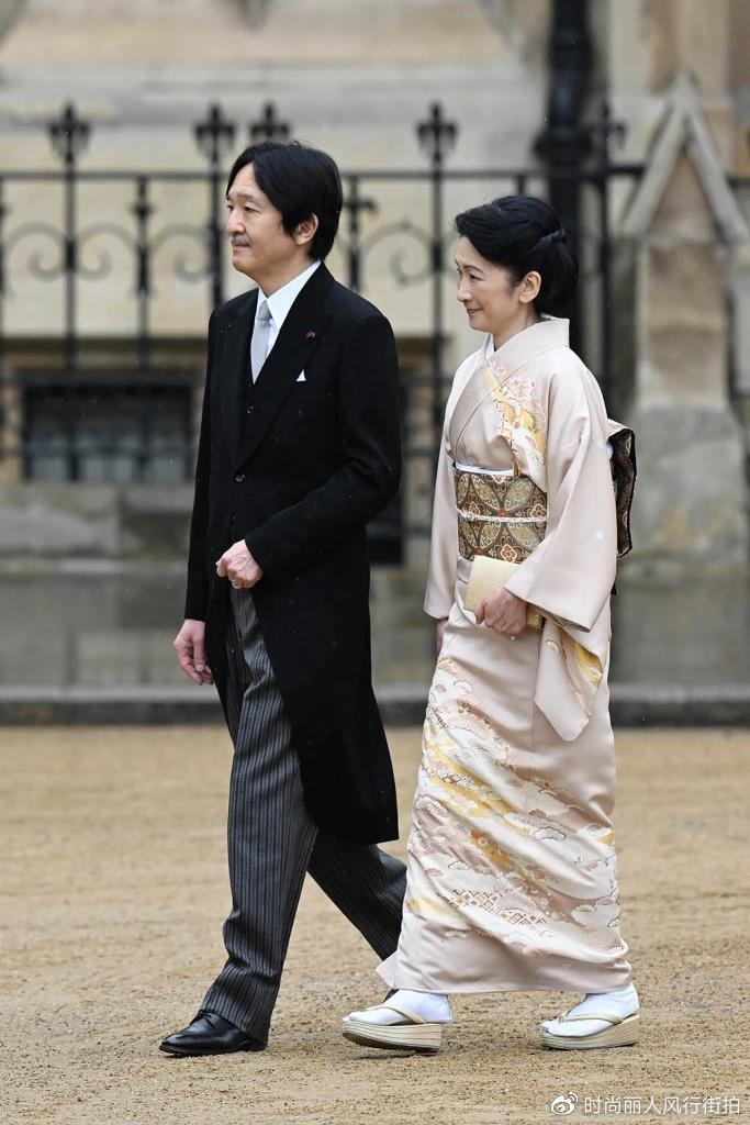 日本皇室齐聚游园会！雅子皇后穿蓝色和服，被29岁佳子公主美到了|纪子妃|查尔斯|国王|德仁天皇|天皇_新浪新闻