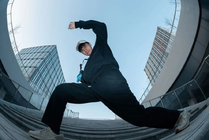 区别于传统的中长焦大虚化人像风格,此次的对角线鱼眼与众不同的魅力