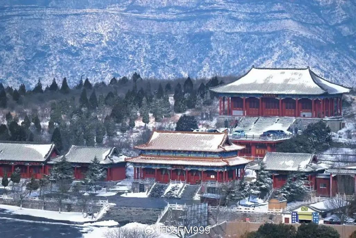 初雪过后的云梦山,银装素裹,仿佛整个世界都被柔和的白色所覆盖,山峦