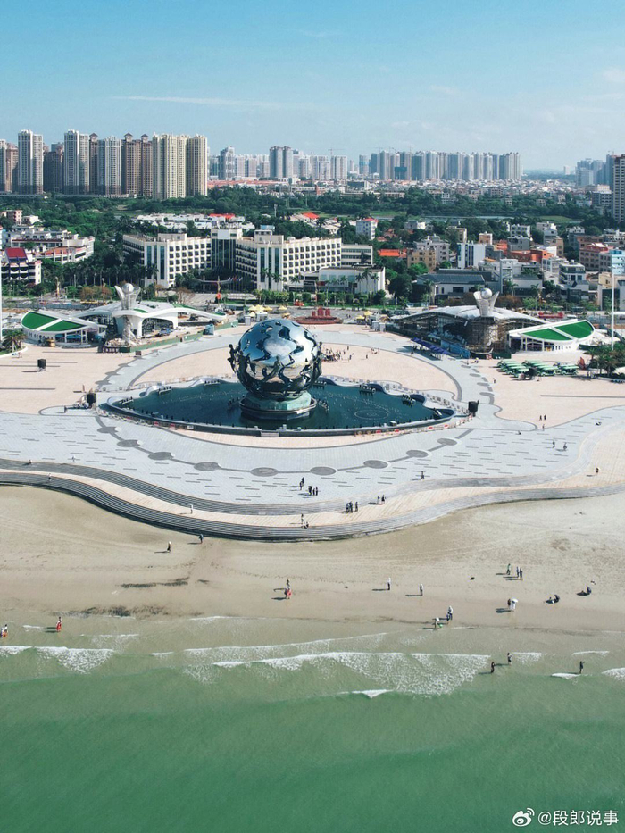 上午参观北海银滩北海银滩号称天下第一美滩是北海市的著名的旅游景点