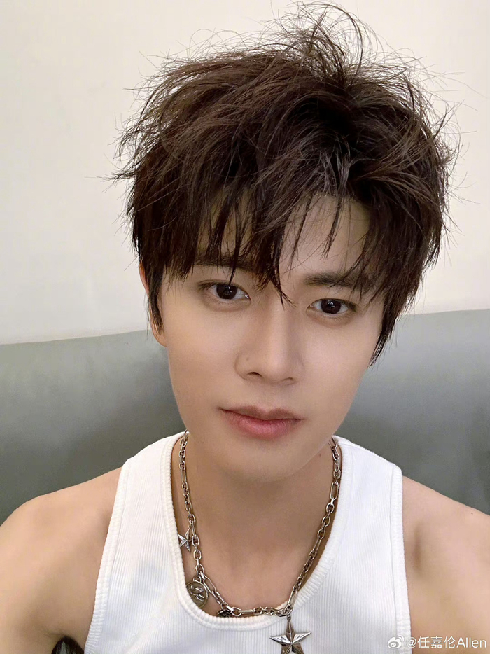 任嘉伦红色官服造型真的很帅啊真的瘦了好多多注意身体