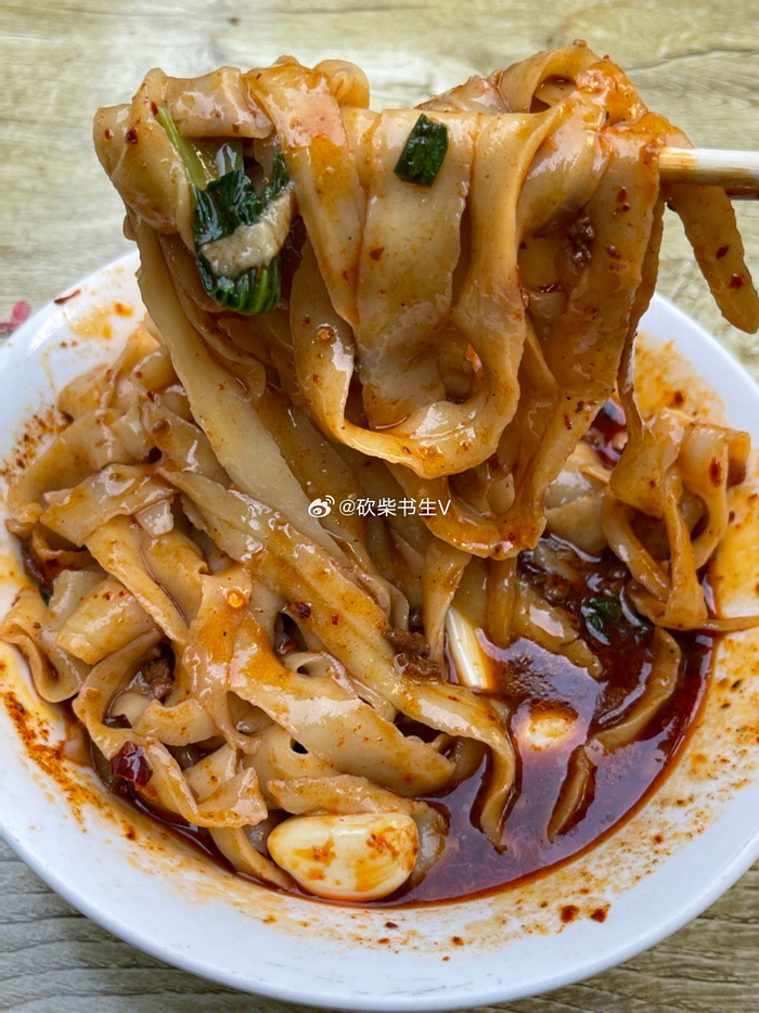 西安金马特色刀削面,油泼77炸酱小碗11,再来两瓣蒜