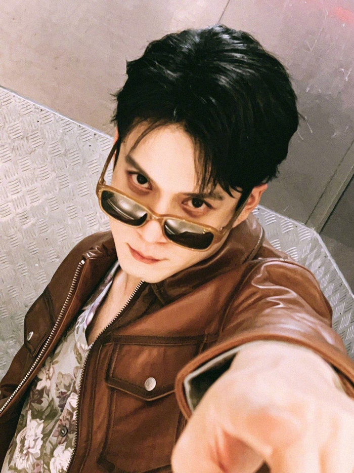 韩东君冬日皮衣造型作为复古潮流风向彪