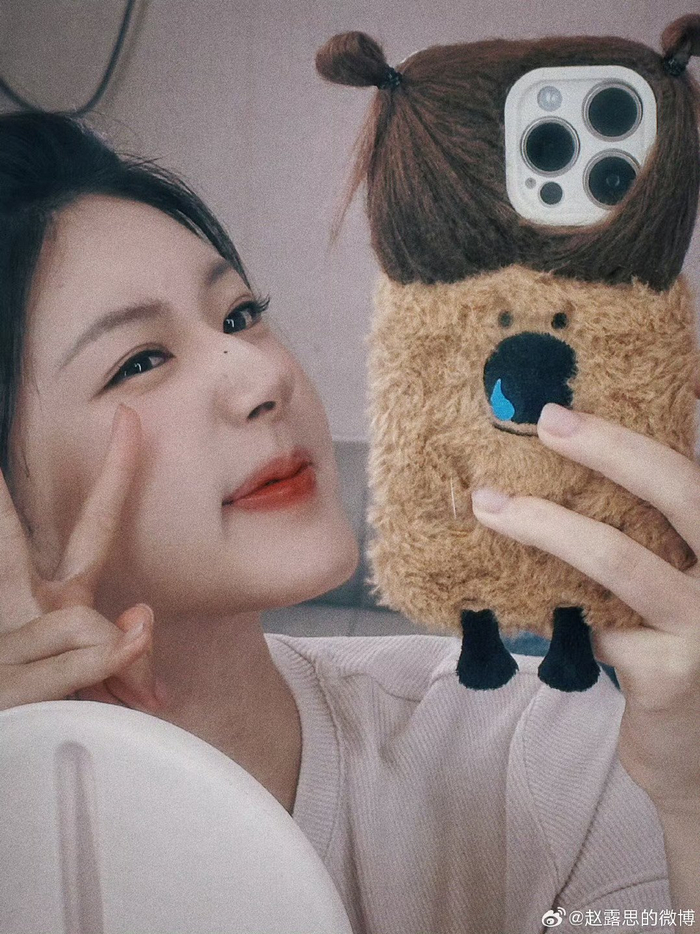 赵露思发图晒自己敷面膜还把痘痘位置标注出来给大家分享日常