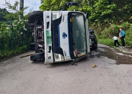 领克01遭货车侧翻撞击四人无恙，车主质疑对等责任判定