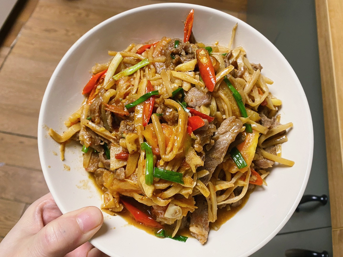 趁小姐姐不在家做点好吃的酸笋炒牛肉