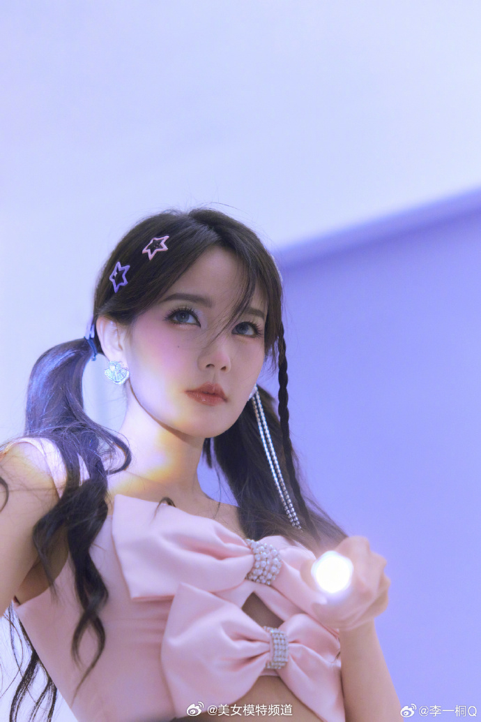 李一桐蓝色多巴胺元气大片扎女团双马尾活力无限
