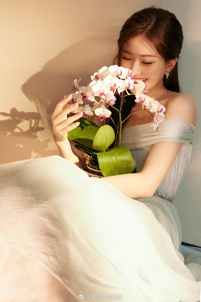 赵露思白裙仙气飘飘手捧花束笑颜如花美出新高度