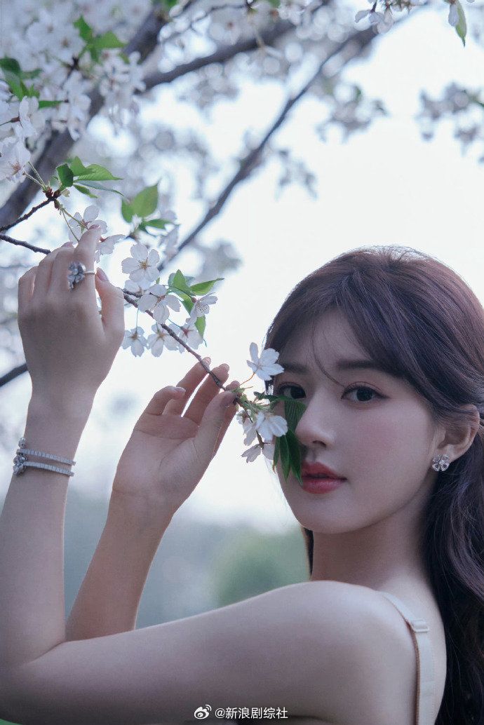 赵露思今日份活动造型一身奶黄色高定短裙真的好适合露思啊