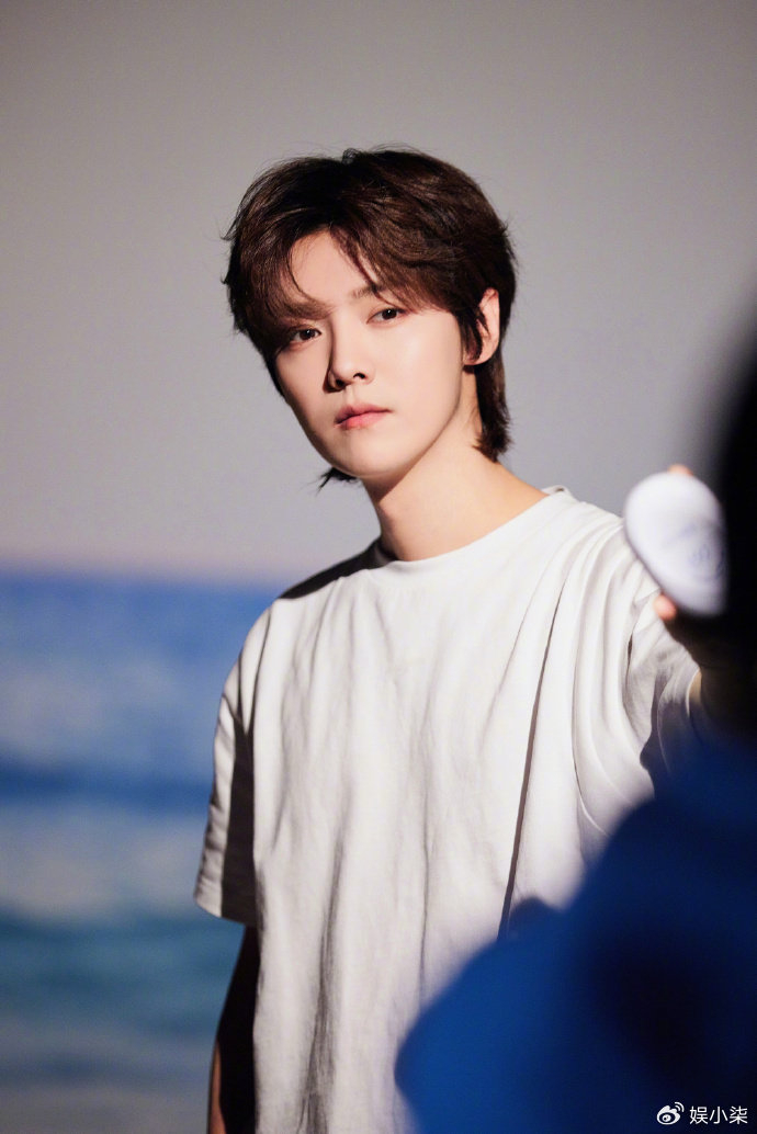 关晓彤准点为鹿晗庆生,七年下来攻守易势,鹿晗粉丝从脱粉到催婚