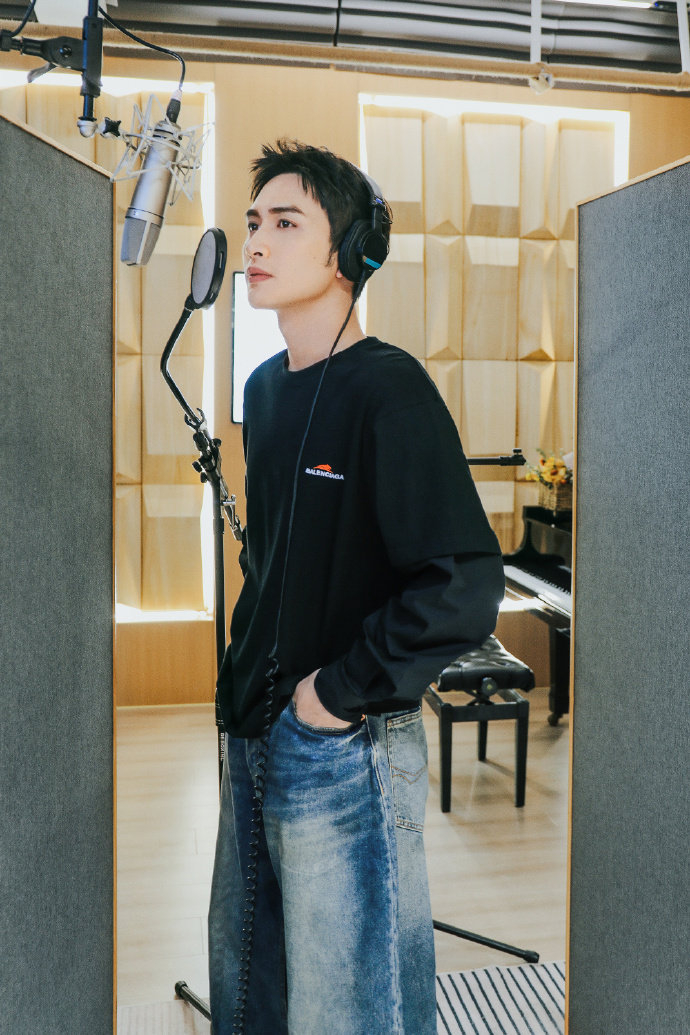 张彬彬录歌侧拍释出黑色卫衣牛仔裤造型