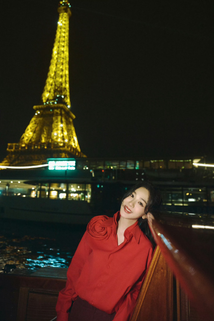 杨紫湖边夜景大片啊啊啊杨紫红衣造型简直太明艳动人啦