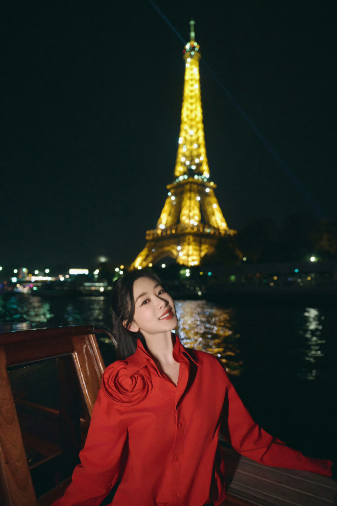 杨紫湖边夜景大片啊啊啊杨紫红衣造型简直太明艳动人啦