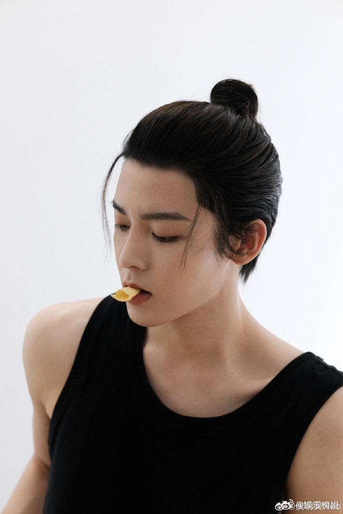 侯明昊瘦了好多看看这侧颜这下颌线还有这手臂线条好帅好嘶哈