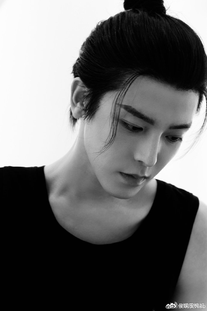 侯明昊瘦了好多看看这侧颜这下颌线还有这手臂线条好帅好嘶哈