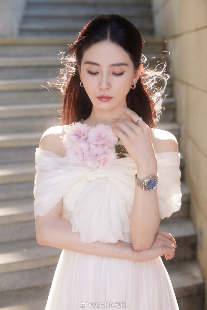 刘诗诗最新写真大片释出素雅白裙秀肩颈线条气质温柔