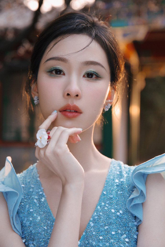 陈都灵化了蓝绿眼影好适合是美丽的孔雀公主吧