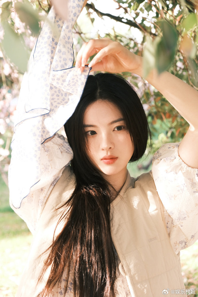 杨超越今日份宠粉营业照来了森系少女即视感拉满