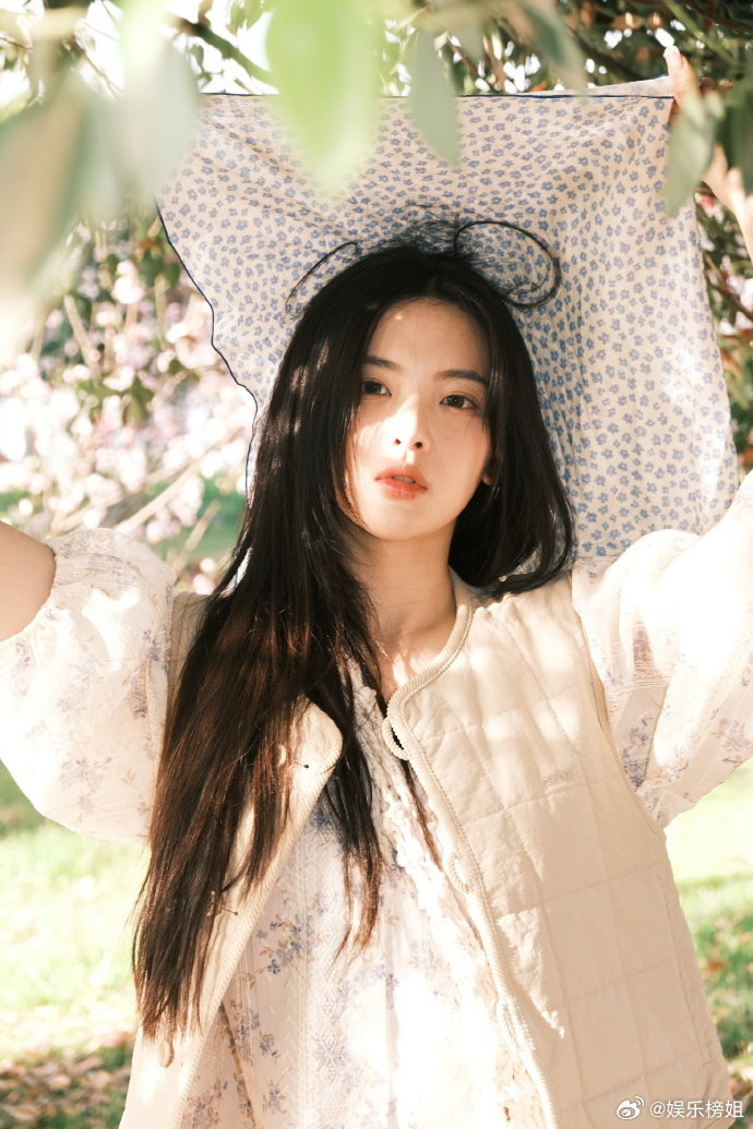 杨超越今日份宠粉营业照来了森系少女即视感拉满