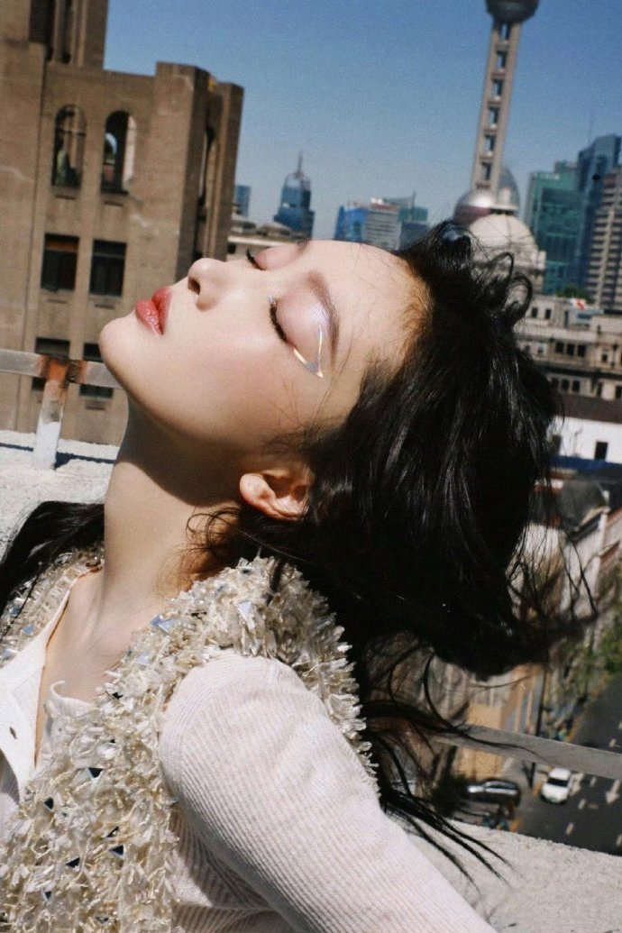 周冬雨lv活动生图来喽眼妆好别致好闪亮的漂亮姐姐