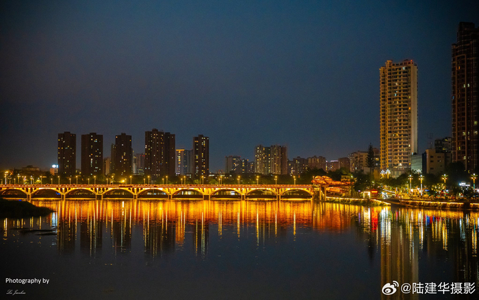 夜幕降临的河边,不仅是风景,还有人享受着悠闲的时光,四川德阳旌湖随