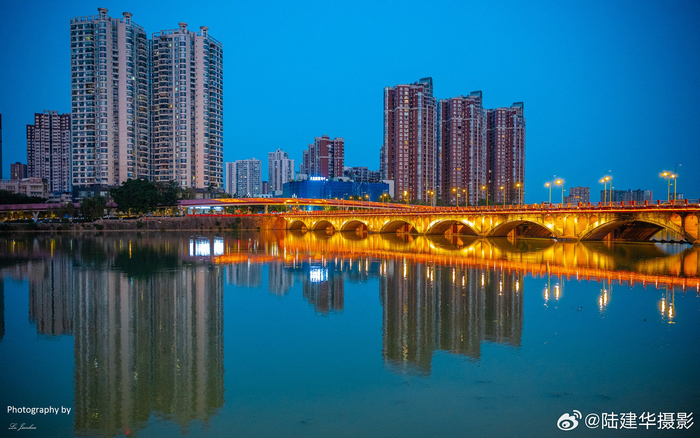 夜幕降临的河边,不仅是风景,还有人享受着悠闲的时光,四川德阳旌湖随
