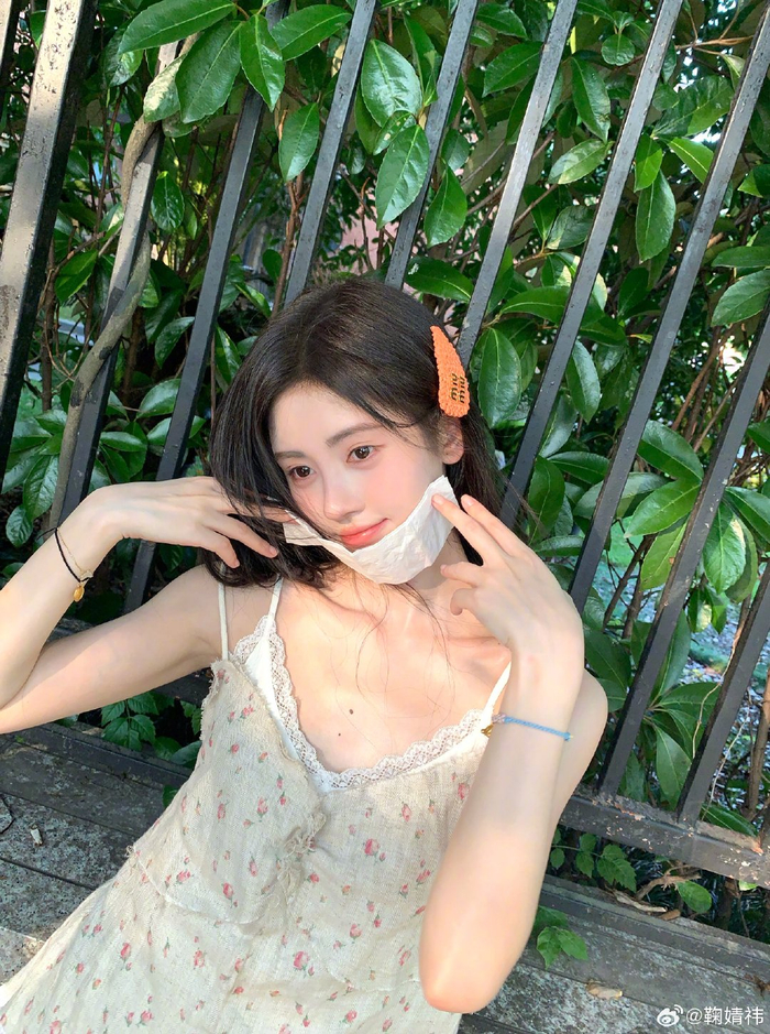 今日,@鞠婧祎 在微博上晒出最新自拍,身穿碎花吊带裙的她清丽可人
