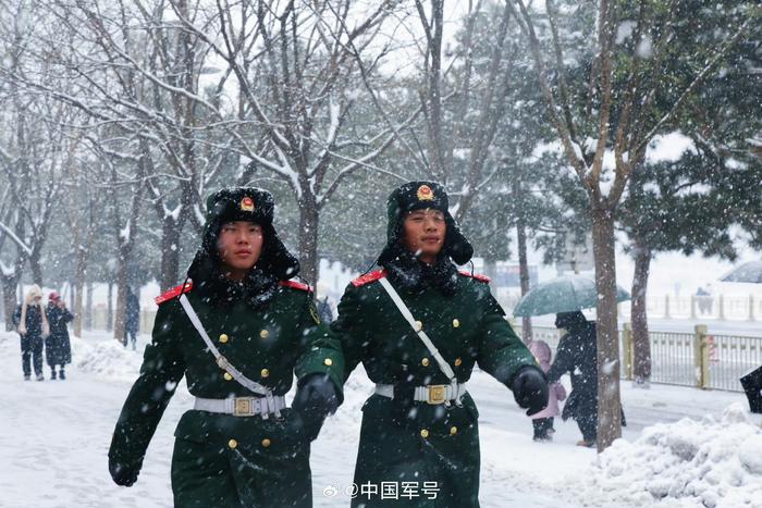 天安門武警戰士風雪中守護平安網友這才是最美的雪景