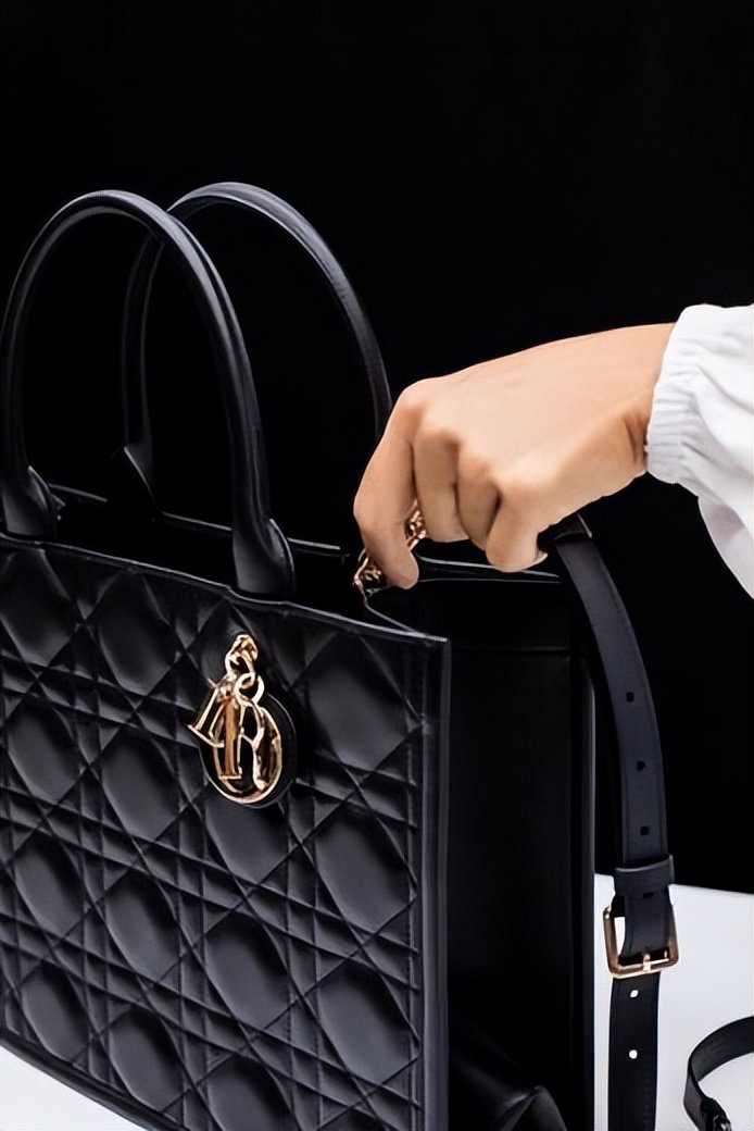 迪奥包包,时尚与经典的完美轮回