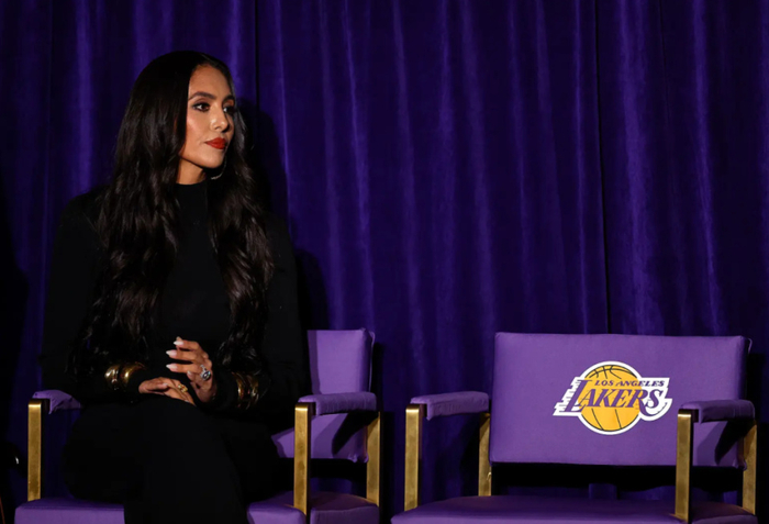 科比遗孀为已故球星雕像揭幕,42岁瓦妮莎瘦身后愈发明媚动人|科比