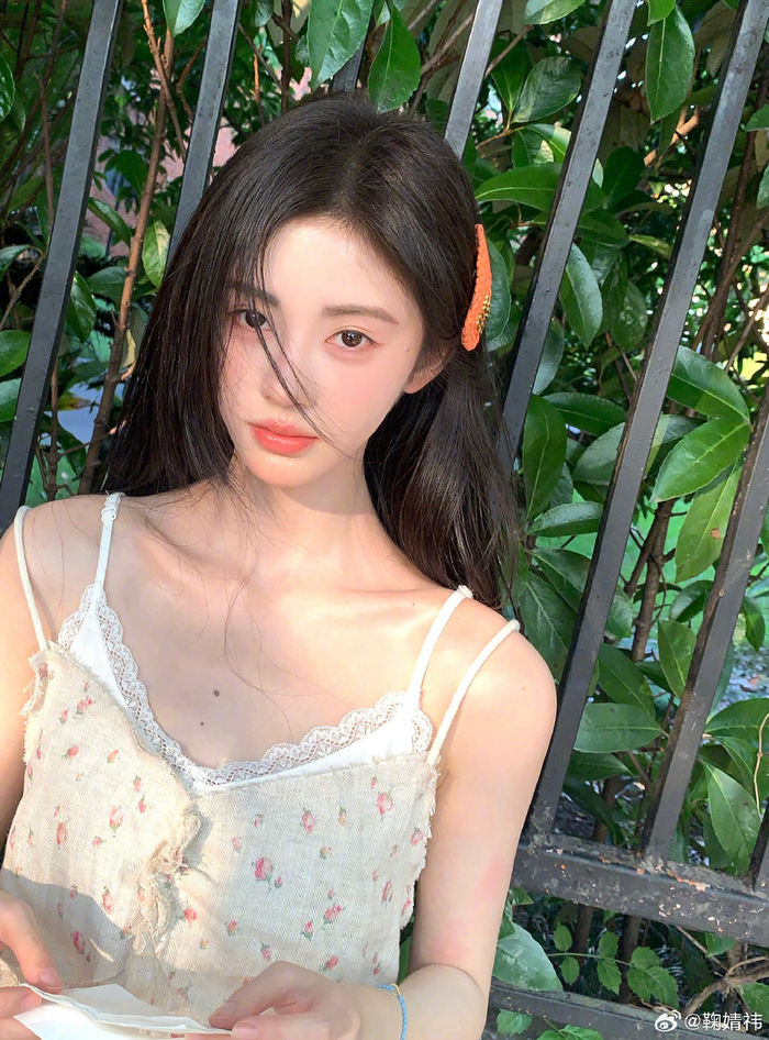 今日,@鞠婧祎 在微博上晒出最新自拍,身穿碎花吊带裙的她清丽可人