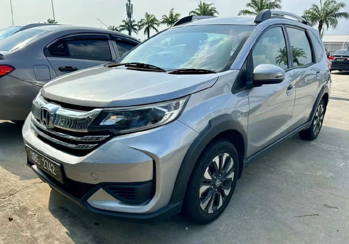 本田insight奔驰w124,很奇怪的下沉式尾翼路虎discovery丰田卡罗拉