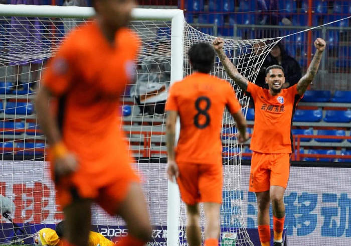 中超神剧情：奇葩乌龙球扳平，83分钟点球绝杀，河南队轰然倒下