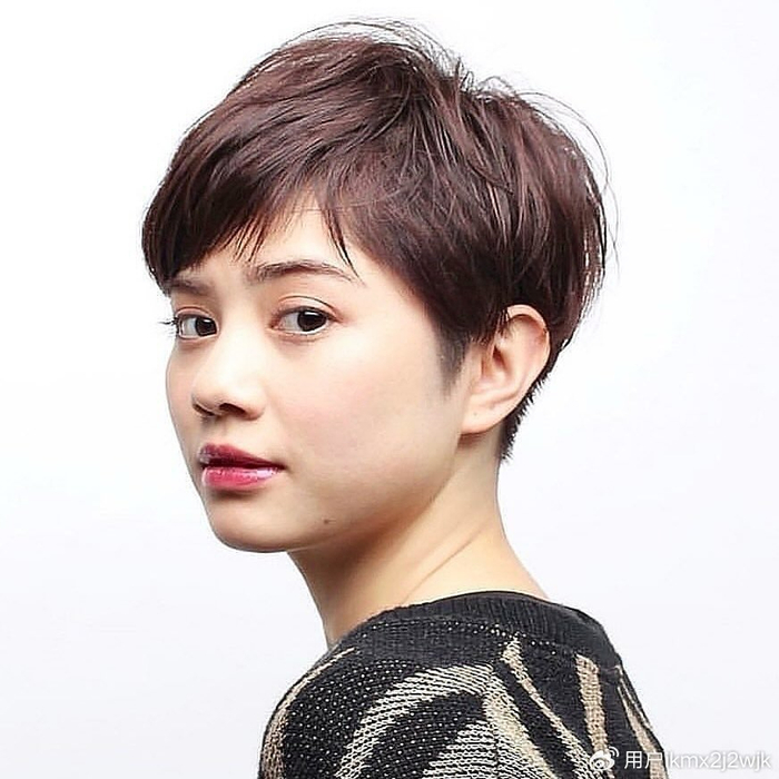 我推荐露耳短发,利落还时尚