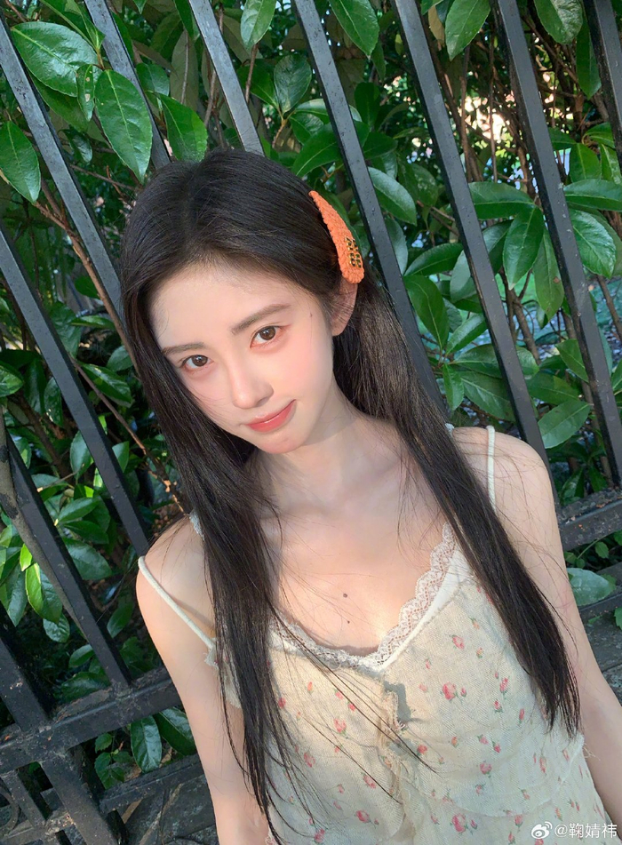 今日,@鞠婧祎 在微博上晒出最新自拍,身穿碎花吊带裙的她清丽可人