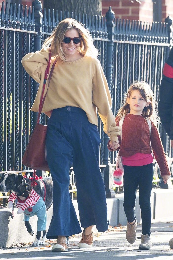 西耶娜米勒siennamiller与女儿marlowe的往日街拍