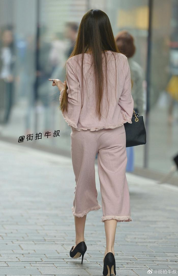 美女穿着温柔系的粉色阔腿裤套装出街