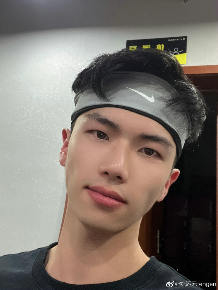 当红泳池健身内裤博主姚添元