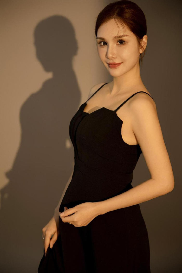 时尚北京杂志专访女演员歌手张一禾在春天绽放多元人生