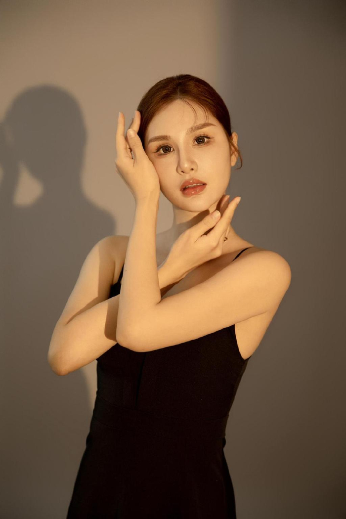 时尚北京杂志专访女演员歌手张一禾在春天绽放多元人生