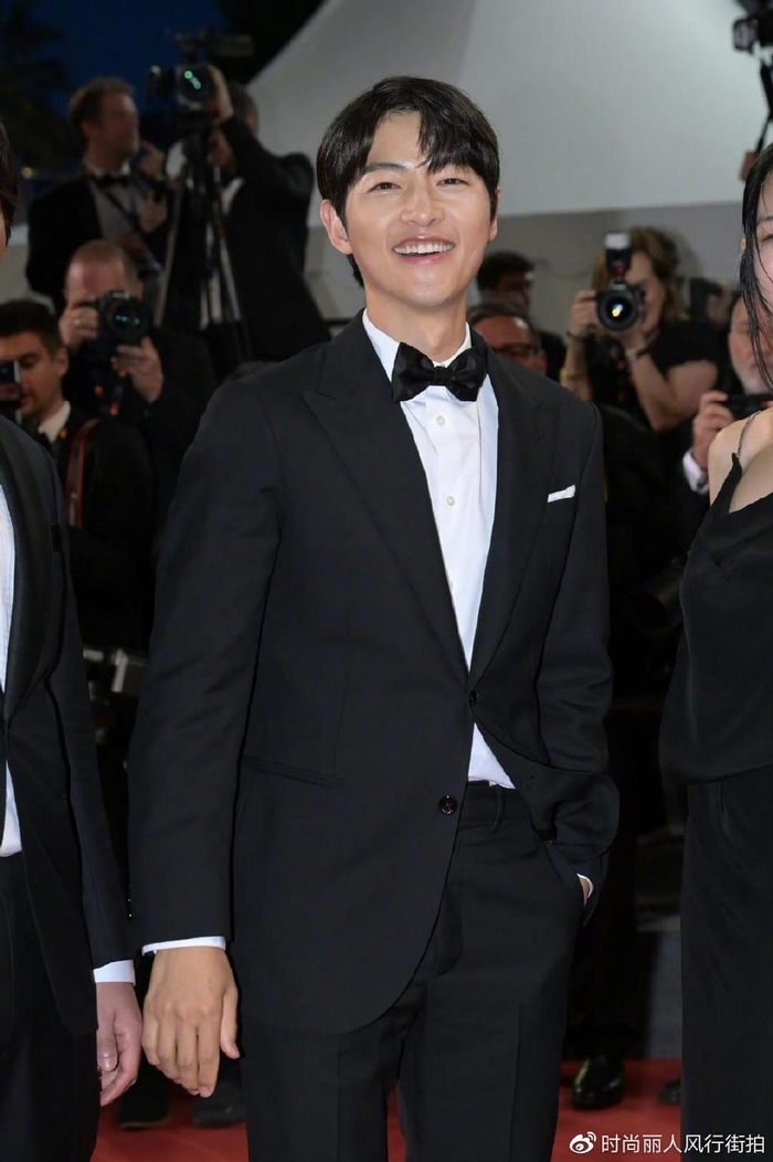 宋仲基戛纳首亮相太帅啦穿黑色西装好显嫩重回颜值巅峰时期