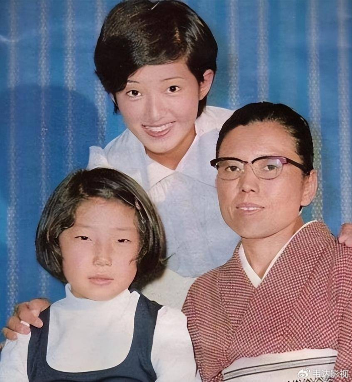 71岁的三浦友和:头发花白,帅气依旧,爱妻山口百惠被宠出幸福肥|三浦友