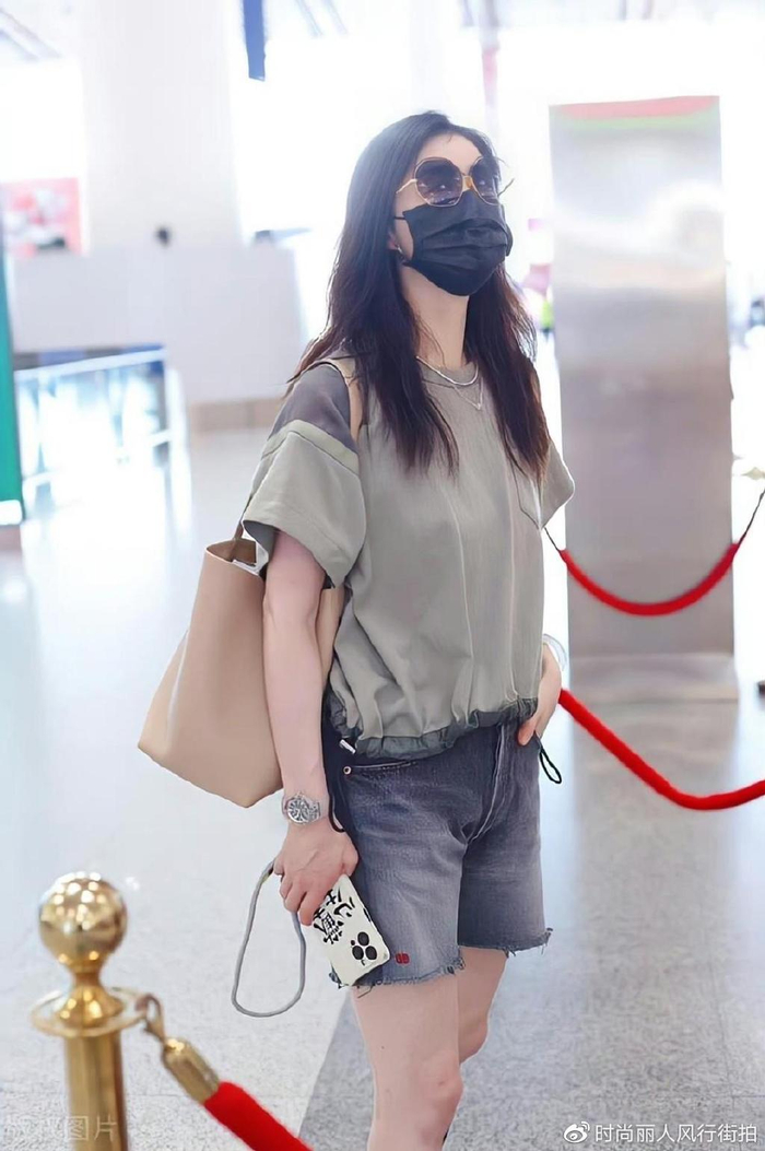 蒋欣这次的机场秀,最大的惊喜应该就是她身材上的变化了,而除此之外