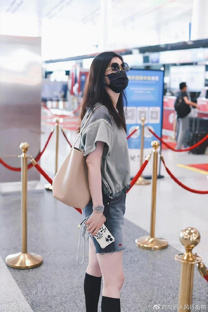 但是全身都是深色调,难免会穿出很沉闷的感觉,蒋欣的这身造型之所以没