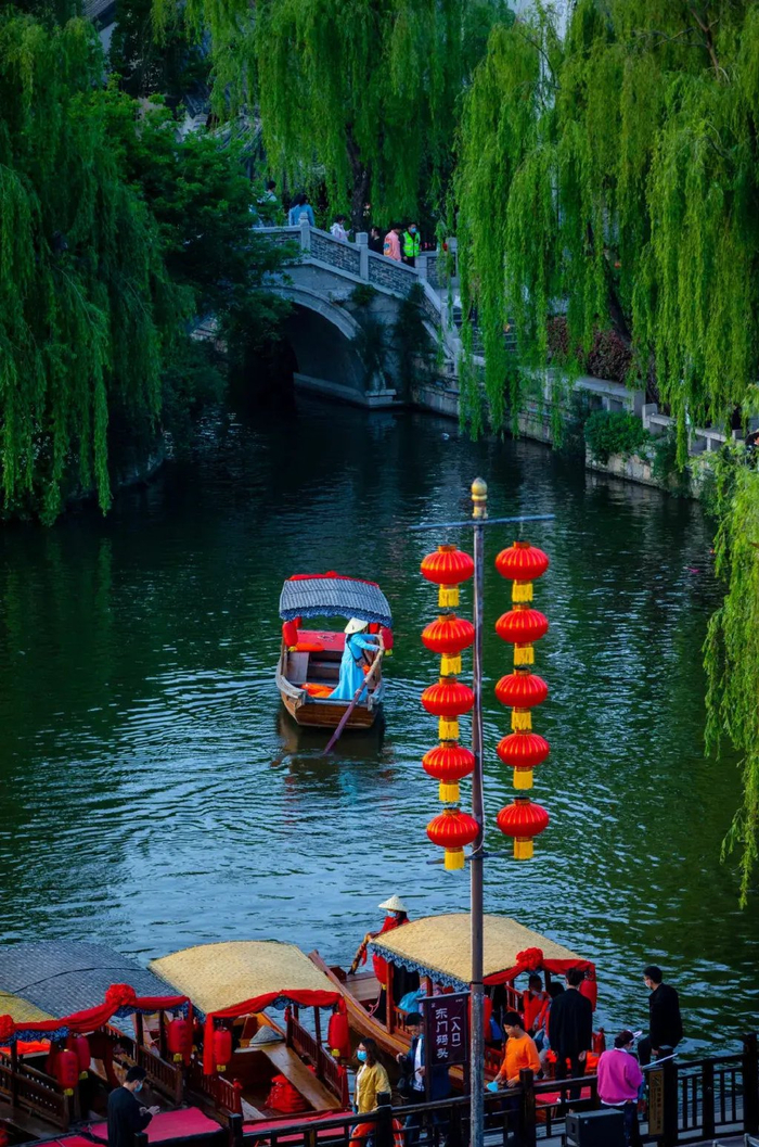 最美不过,古城摇橹船里的一场遇见!|台儿庄古城_新浪新闻