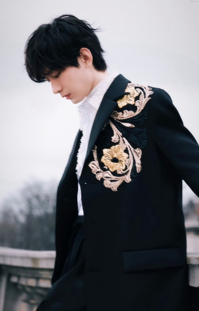 成毅官宣参加网络视听大会盛典一身黑西装白衬衫好帅呀