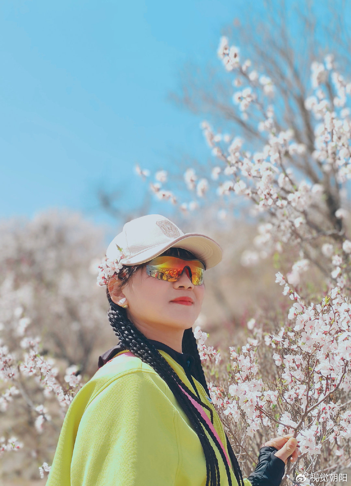 据登山爱好者介绍,登山爱好者一行20余人是沿北票市龙潭水库附近进入